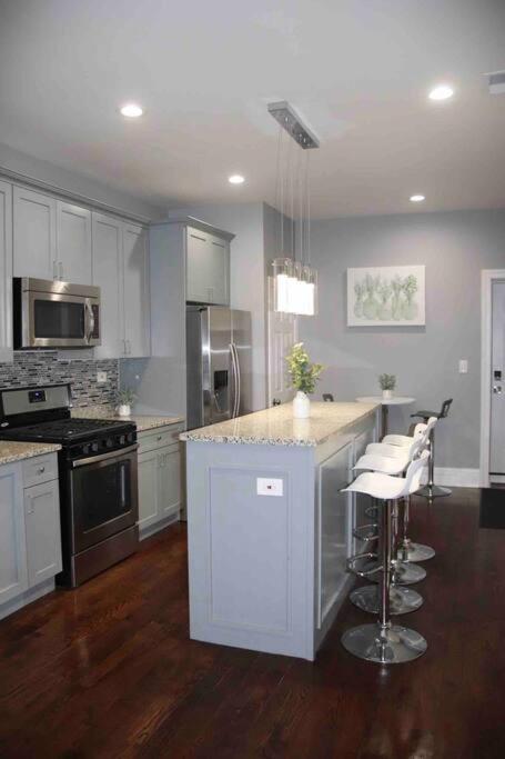 Upscale Apartment Westside Of Chicago Exterior foto